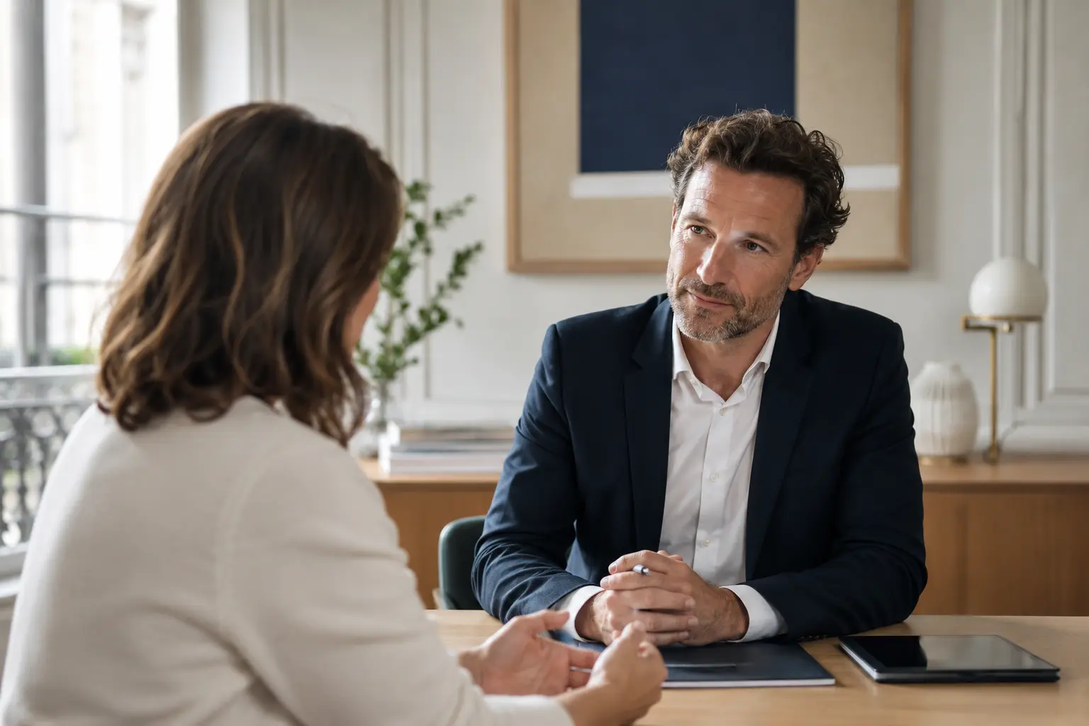 Conseiller à l’écoute d’une cliente pour comprendre son projet