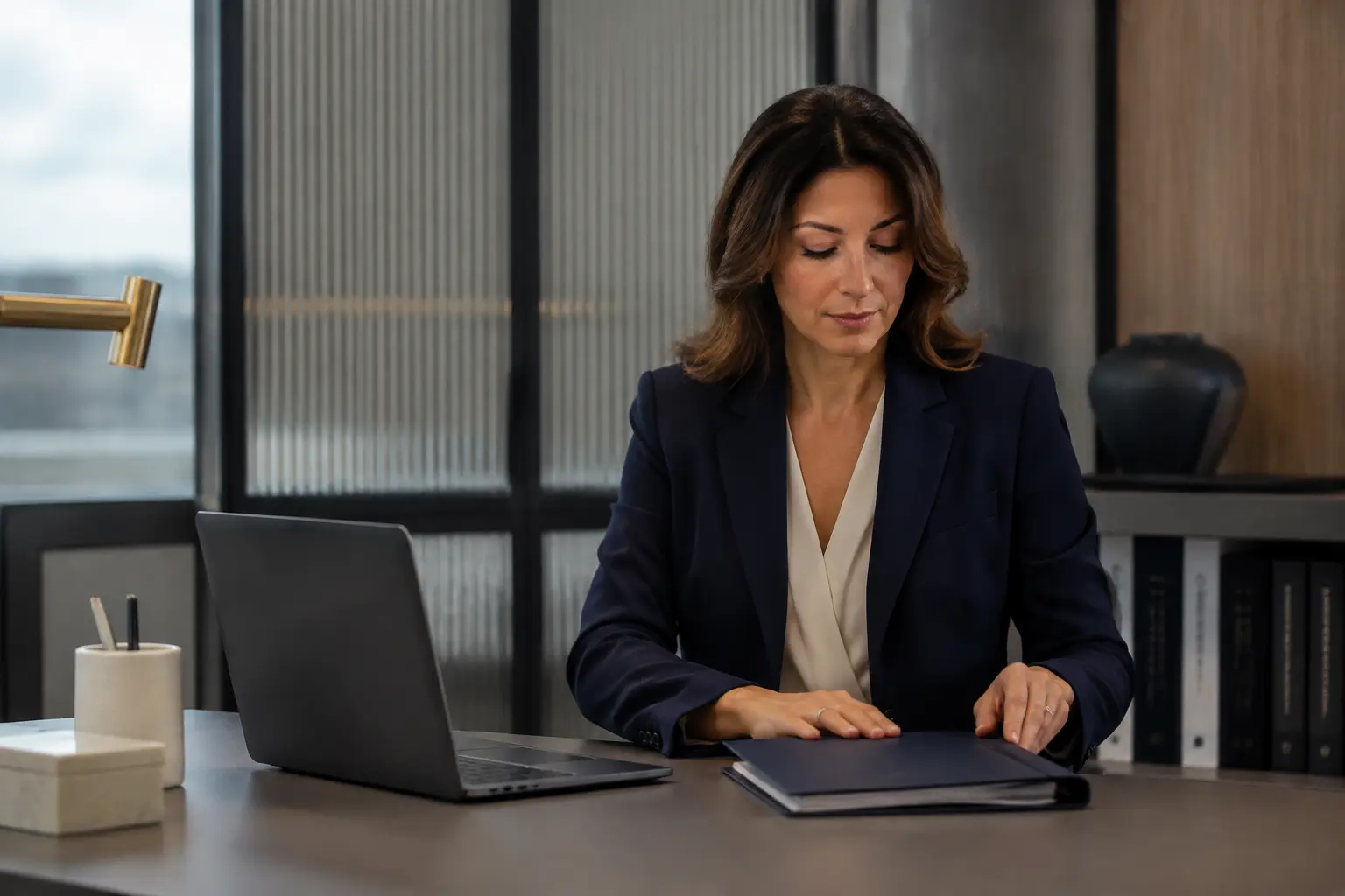Professionnelle assurant le traitement confidentiel d’un dossier client